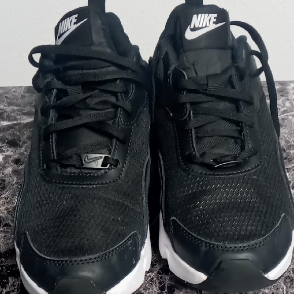 Women's Nike Black and White Sneakers Size 7.5 - Picture 2 of 6